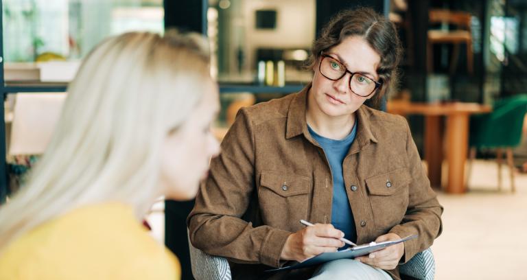 Vrouw in gesprek met bedrijfsarts
