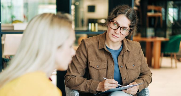Twee vrouwen in gesprek