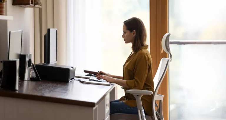 Vrouw met ergonomische thuiswerkplek