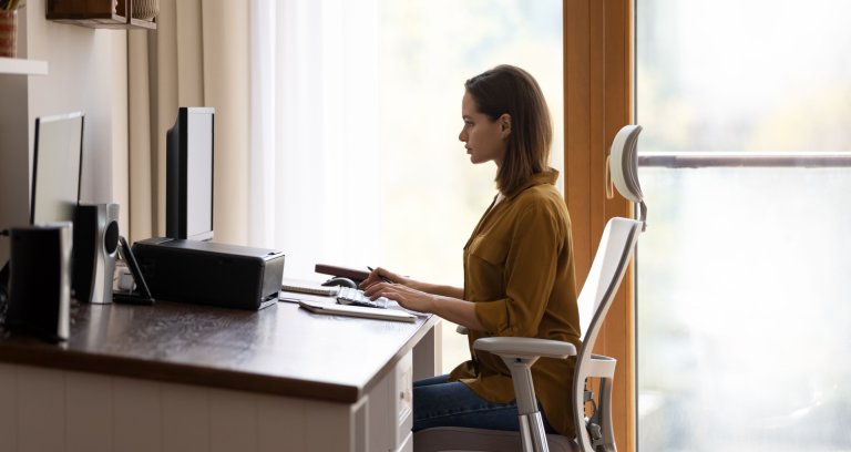 Vrouw met ergonomische thuiswerkplek