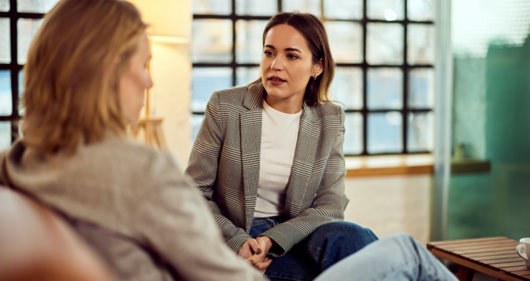 Twee vrouwen in serieus gesprek
