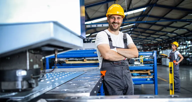 man naast machine in werkplaats